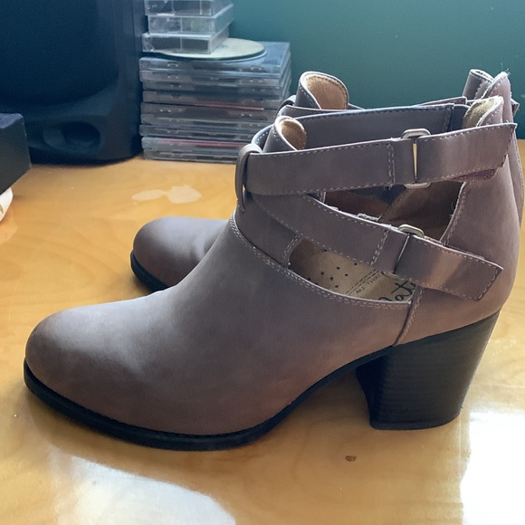 Naturalizer ankle boots - new - worn once - tan color - Picture 2 of 5